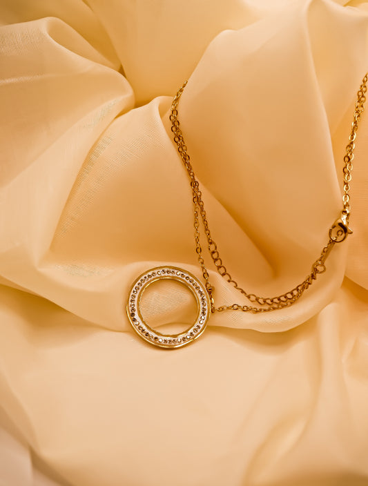 Minimalist Gold-Tone Metal Circle Necklace – Elegant & Timeless Design